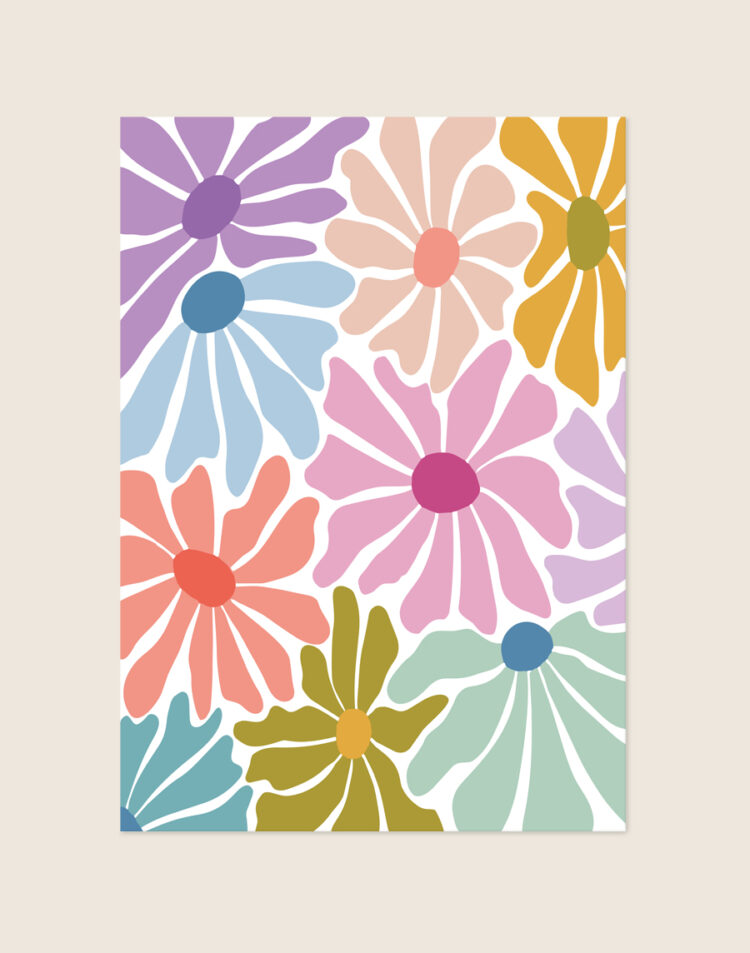 Kleurrijke retro poster met een abstract en vrolijk bloemenpatroon in pastelkleuren, sfeervol opgehangen in een eclectisch interieur.