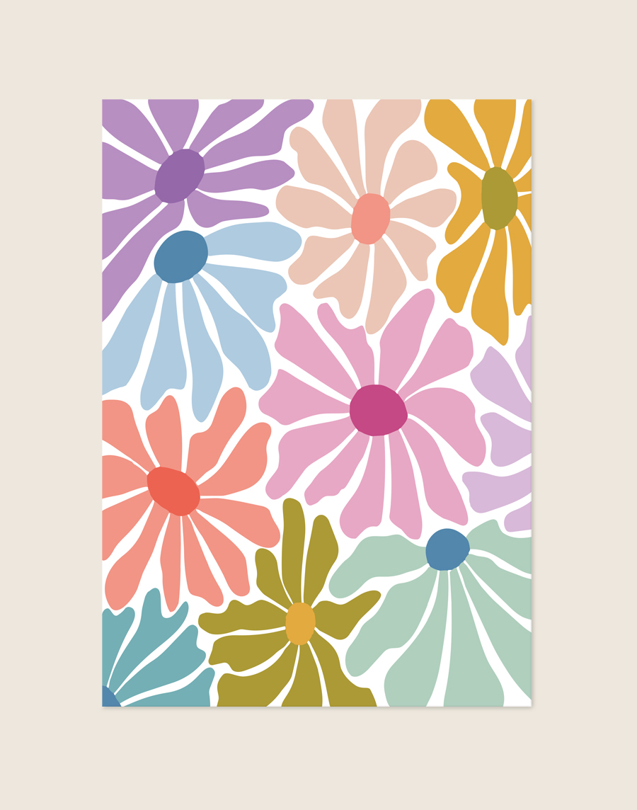 Kleurrijke retro poster met een abstract en vrolijk bloemenpatroon in pastelkleuren, sfeervol opgehangen in een eclectisch interieur.