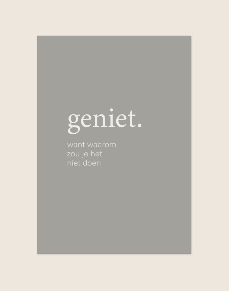 Minimalistische grijze Poster Geniet met witte letters en de Nederlandse tekst geniet. want waarom zou je het niet doen, sfeervol opgehangen in een ruimte.