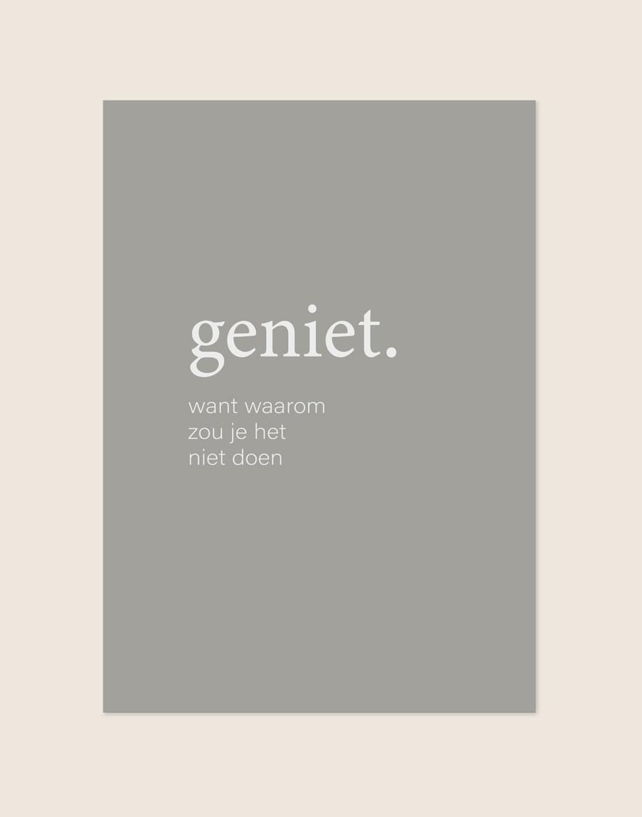 Minimalistische grijze Poster Geniet met witte letters en de Nederlandse tekst geniet. want waarom zou je het niet doen, sfeervol opgehangen in een ruimte.
