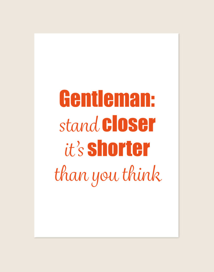 Sfeervolle oranje en witte Gentleman poster met de tekst Gentleman: stand closer it's shorter than you think, sfeervol opgehangen in een toiletruimte.