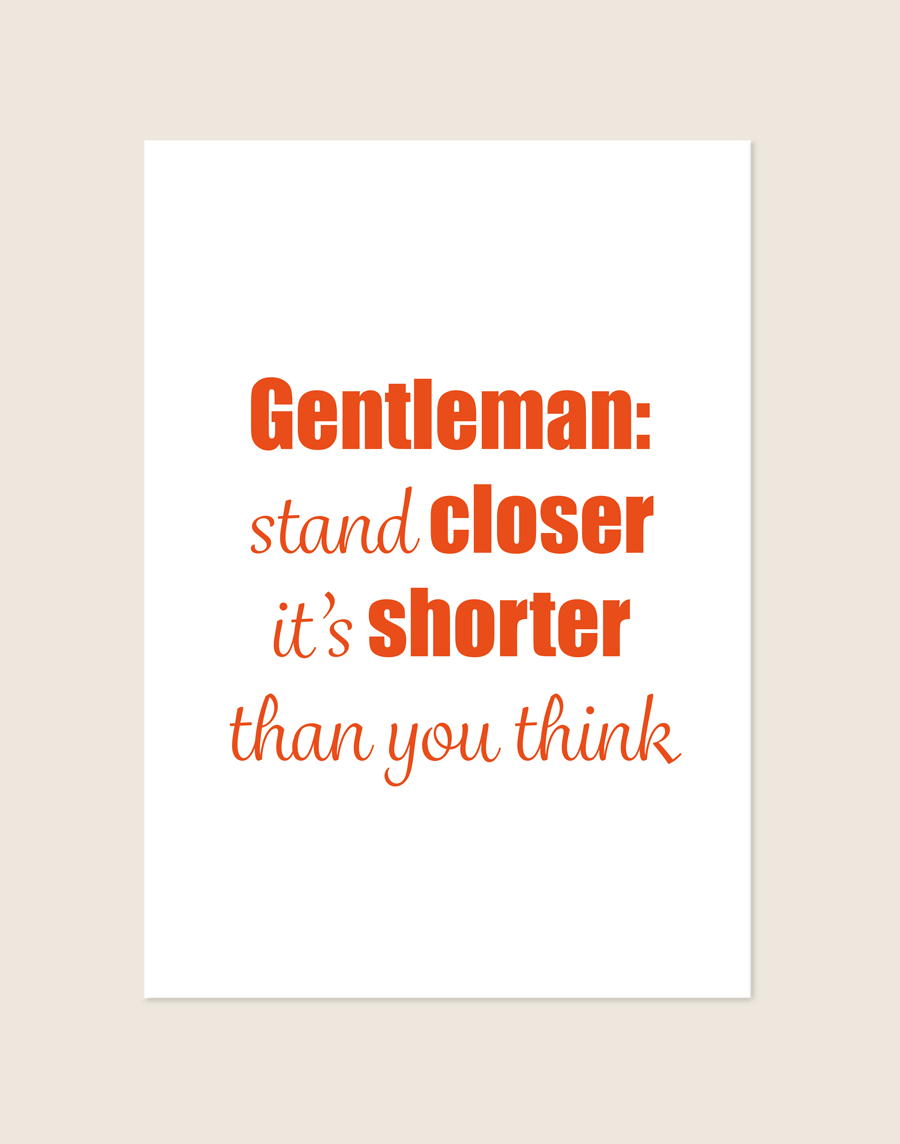 Sfeervolle oranje en witte Gentleman poster met de tekst Gentleman: stand closer it's shorter than you think, sfeervol opgehangen in een toiletruimte.