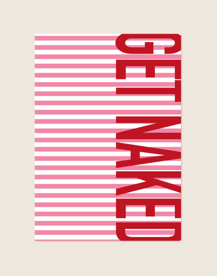 Trendy roze gestreepte Get naked poster met grote rode letters, sfeervol opgehangen in een moderne badkamer.
