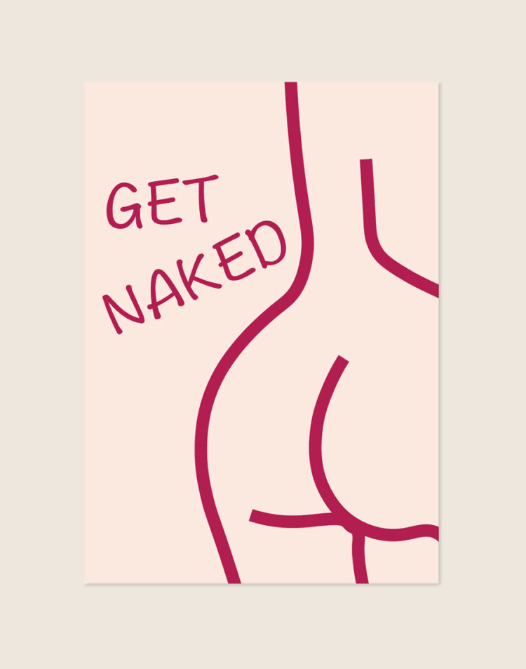 Poederroze poster met dieproze line-art contouren van een vrouwelijk silhouet en de handgeschreven tekst GET NAKED, sfeervol opgehangen aan een neutrale muur in een moderne badkamer.