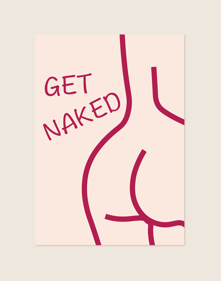 Poederroze poster met dieproze line-art contouren van een vrouwelijk silhouet en de handgeschreven tekst GET NAKED, sfeervol opgehangen aan een neutrale muur in een moderne badkamer.