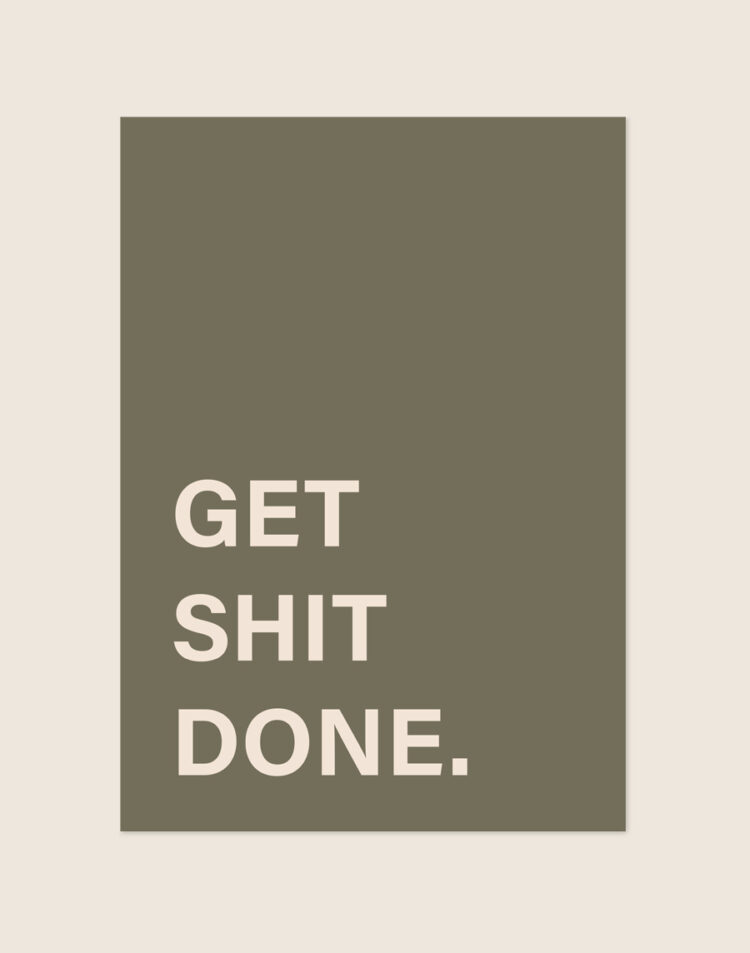 Minimalistische olijfgroene typografische poster met beige tekst GET SHIT DONE., sfeervol opgehangen aan een neutrale muur in een moderne werkkamer of toiletruimte.