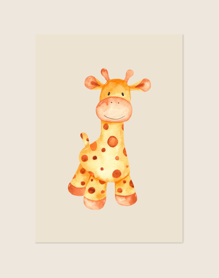 Lieve kinderkamer Poster Giraffe met een handgeschilderde aquarel babygiraffe op een zachte beige achtergrond, sfeervol opgehangen in een ruimte.