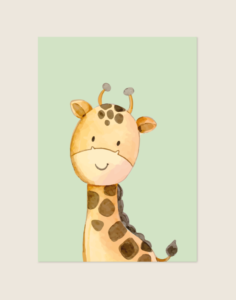 Een charmante aquarelillustratie van een lachende baby giraffe, die recht vooruit kijkt. Het artwork is een portret close-up, met de focus op de kop en de nek. De giraffe heeft een zacht okergele vacht, zwarte stippen op het voorhoofd en nek, twee kleine hoorntjes met bruine toppen, en kleine ogen en oren. De illustratie is afgebeeld op een poster van een egale, gedempte lichtgroene kleur. De poster is gecentreerd tegen een plain, groene achtergrond.