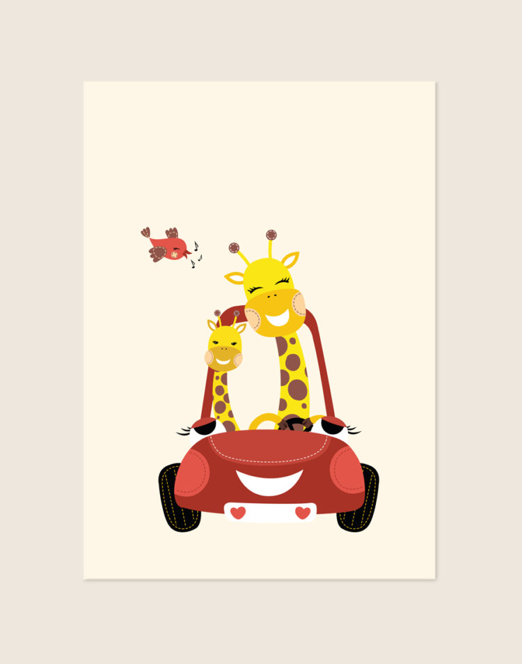 Vrolijke kinderkamer Poster Giraffe in auto met een grote en kleine giraffe in een rode cabrio en een zingend vogeltje op een lichte achtergrond, sfeervol opgehangen in een ruimte.
