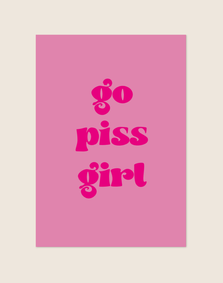 Zachtroze poster met fuchsia magenta retro groovy letters met de tekst go piss girl, sfeervol opgehangen aan een neutrale muur in een moderne toiletruimte.