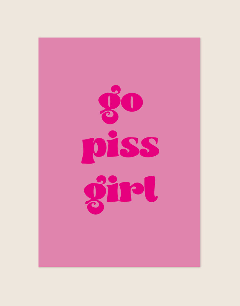 Zachtroze poster met fuchsia magenta retro groovy letters met de tekst go piss girl, sfeervol opgehangen aan een neutrale muur in een moderne toiletruimte.