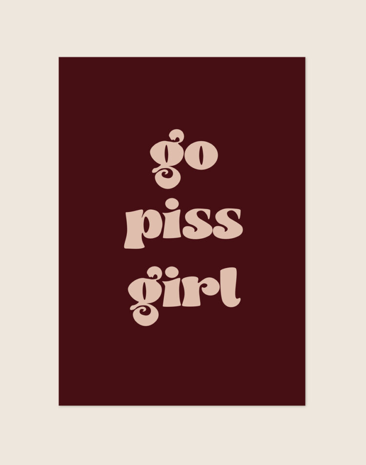 Chique bordeauxrode typografische poster met de beige retro tekst go piss girl, sfeervol opgehangen aan een neutrale muur in een moderne toiletruimte.