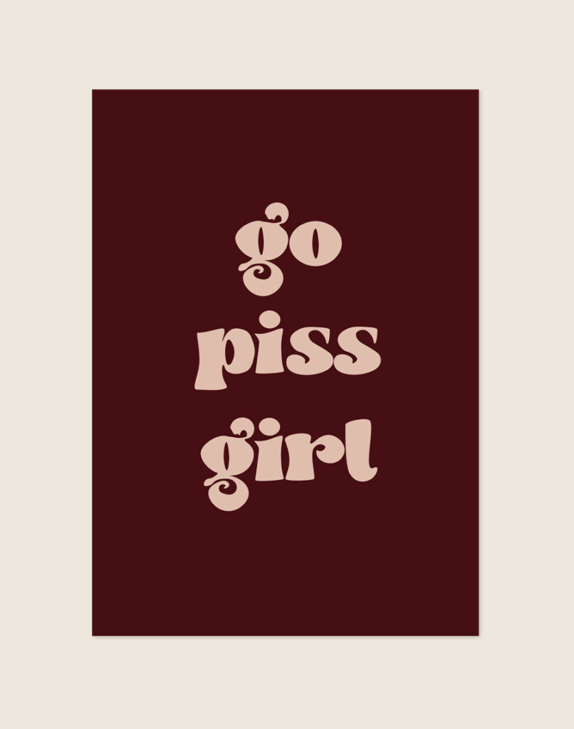 Chique bordeauxrode typografische poster met de beige retro tekst go piss girl, sfeervol opgehangen aan een neutrale muur in een moderne toiletruimte.