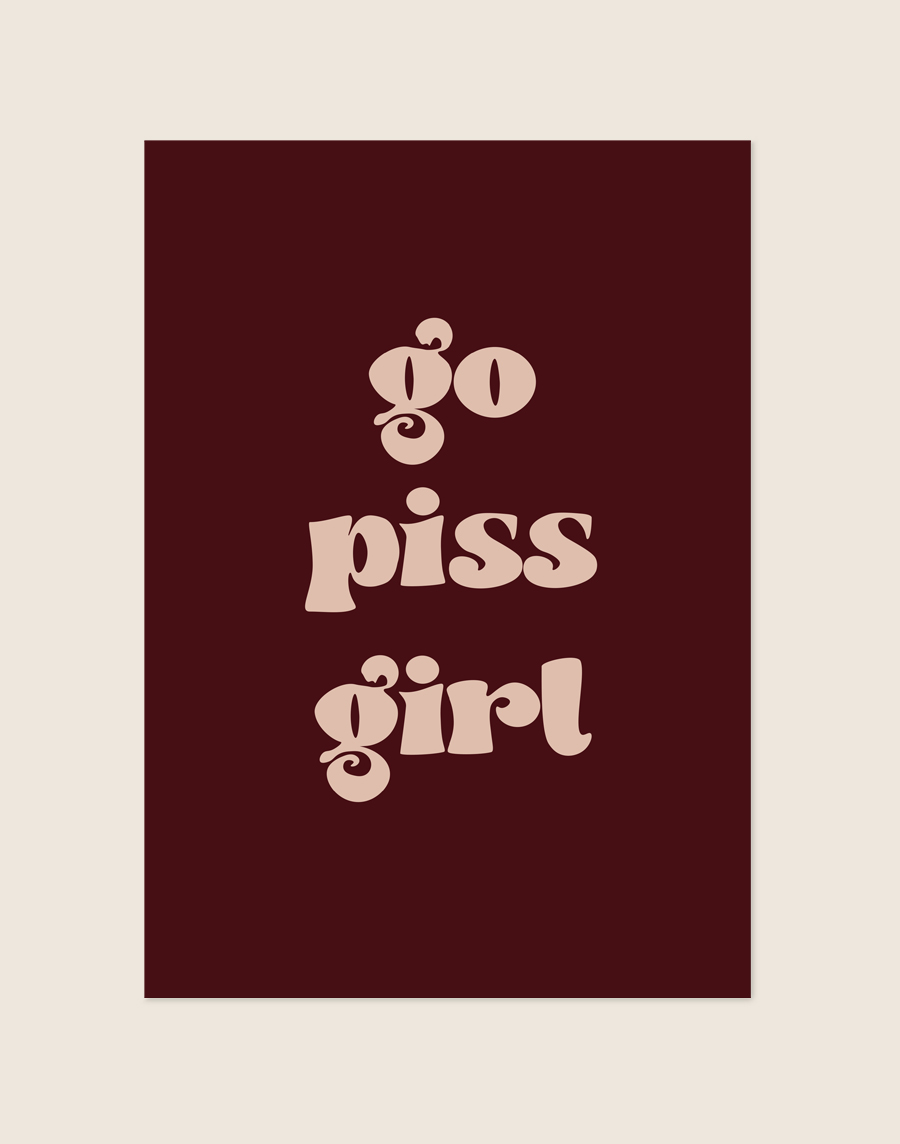 Chique bordeauxrode typografische poster met de beige retro tekst go piss girl, sfeervol opgehangen aan een neutrale muur in een moderne toiletruimte.