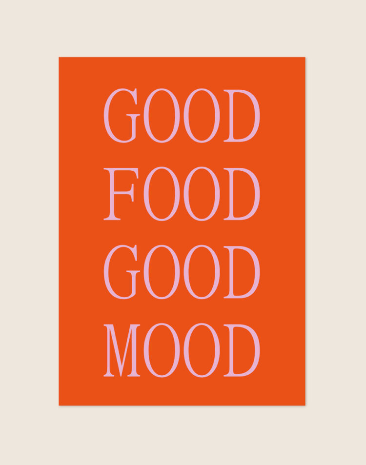 Stijlvolle typografische poster met de tekst Good Food, sfeervol opgehangen aan de muur in een moderne keuken.