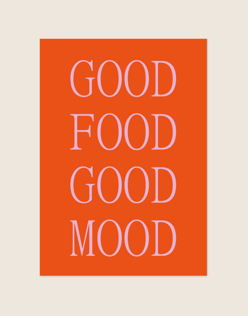 Stijlvolle typografische poster met de tekst Good Food, sfeervol opgehangen aan de muur in een moderne keuken.