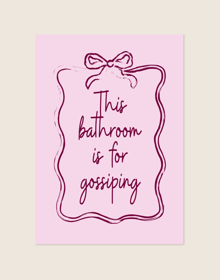 Stijlvolle typografische poster met een quote over Gossiping, sfeervol opgehangen aan een neutrale muur in een moderne woonkamer.