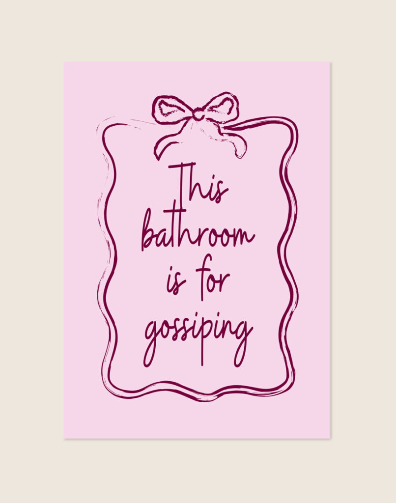 Stijlvolle typografische poster met een quote over Gossiping, sfeervol opgehangen aan een neutrale muur in een moderne woonkamer.