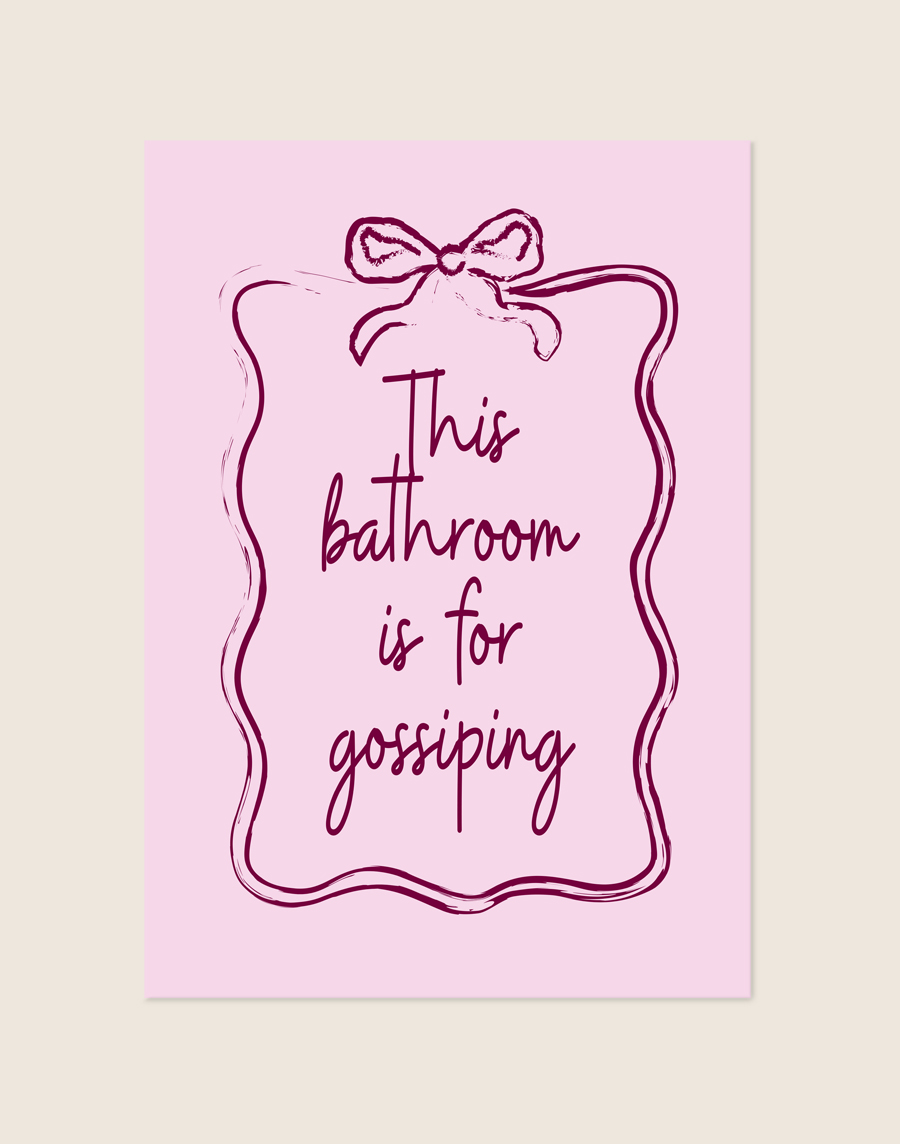 Stijlvolle typografische poster met een quote over Gossiping, sfeervol opgehangen aan een neutrale muur in een moderne woonkamer.