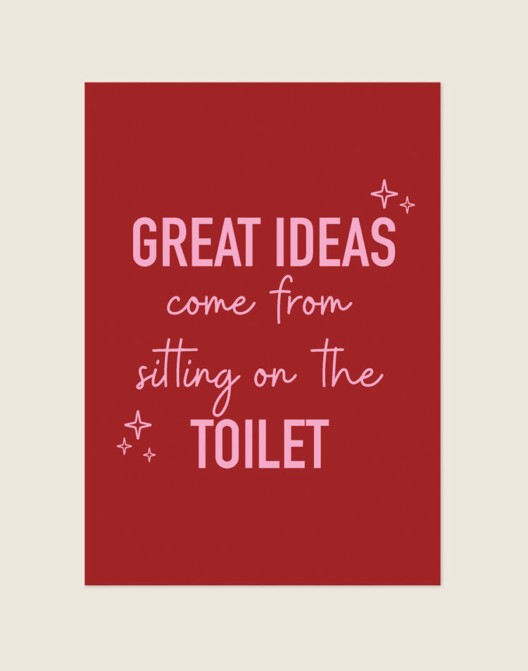 Trendy bordeauxrode Poster Great ideas met roze letters, fonkelende sterren en de tekst Great ideas come from sitting on the toilet, sfeervol opgehangen in een toiletruimte.