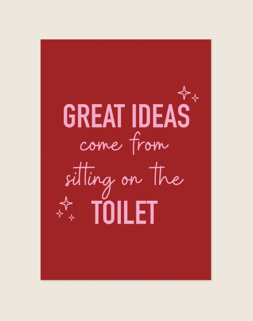 Trendy bordeauxrode Poster Great ideas met roze letters, fonkelende sterren en de tekst Great ideas come from sitting on the toilet, sfeervol opgehangen in een toiletruimte.