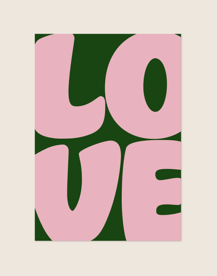 Opvallende donkergroene poster met grote, vullende zachtroze bubble letters met het woord 'LOVE'.