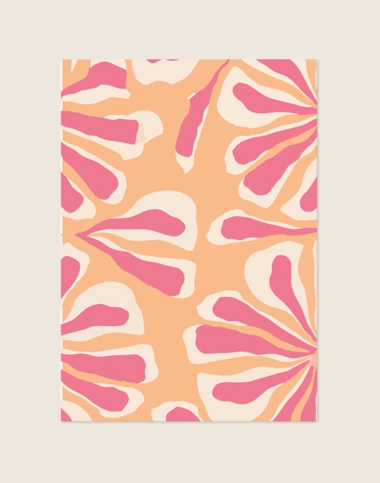 Kleurrijke retro poster met een abstract, uitvergroot bloemenpatroon in de kleuren roze, crème en perzik, sfeervol opgehangen in een licht interieur.