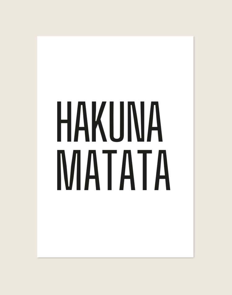 Minimalistische witte poster met strakke, hoge zwarte letters met de tekst 'HAKUNA MATATA' gecentreerd in het midden.