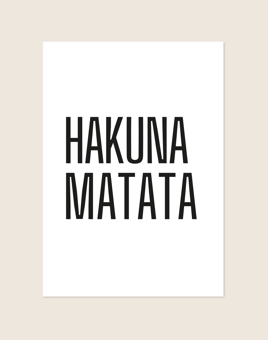 Minimalistische witte poster met strakke, hoge zwarte letters met de tekst 'HAKUNA MATATA' gecentreerd in het midden.