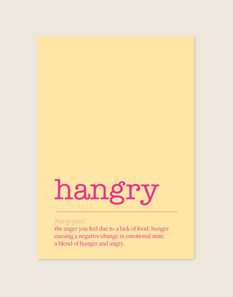 Stijlvolle typografische poster met de tekst en definitie van Hangry, sfeervol opgehangen aan de muur in een moderne keuken.