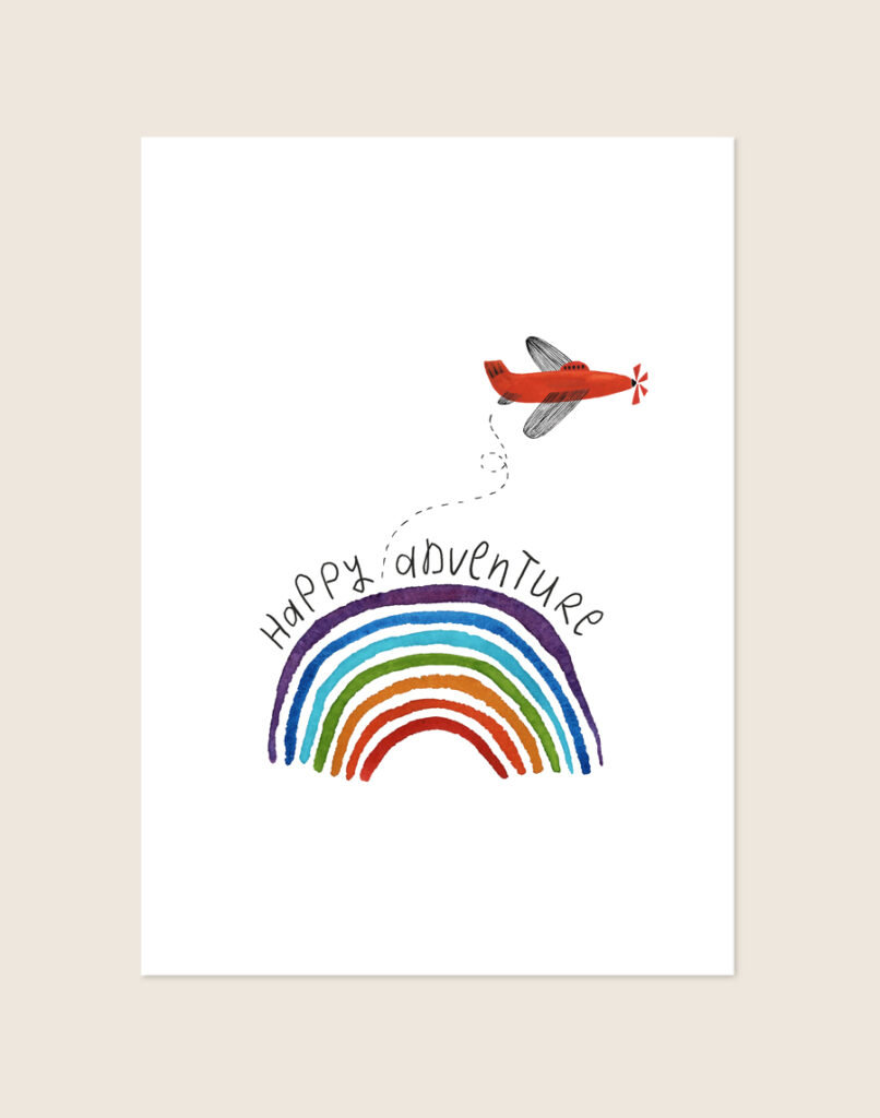 Vrolijke kinderkamer Poster Happy adventure met een aquarel regenboog en rood vliegtuigje op een helderwitte achtergrond, sfeervol opgehangen in een ruimte.