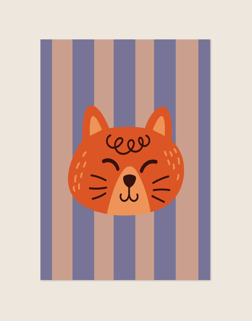 Een vrolijke, grafische kinderposter met een achtergrond van brede verticale strepen in oudroze en gedempt paarsblauw. In het midden staat een schattige illustratie van de kop van een lachende oranje kat met gesloten oogjes, snorharen en een speels krulletje op het voorhoofd.