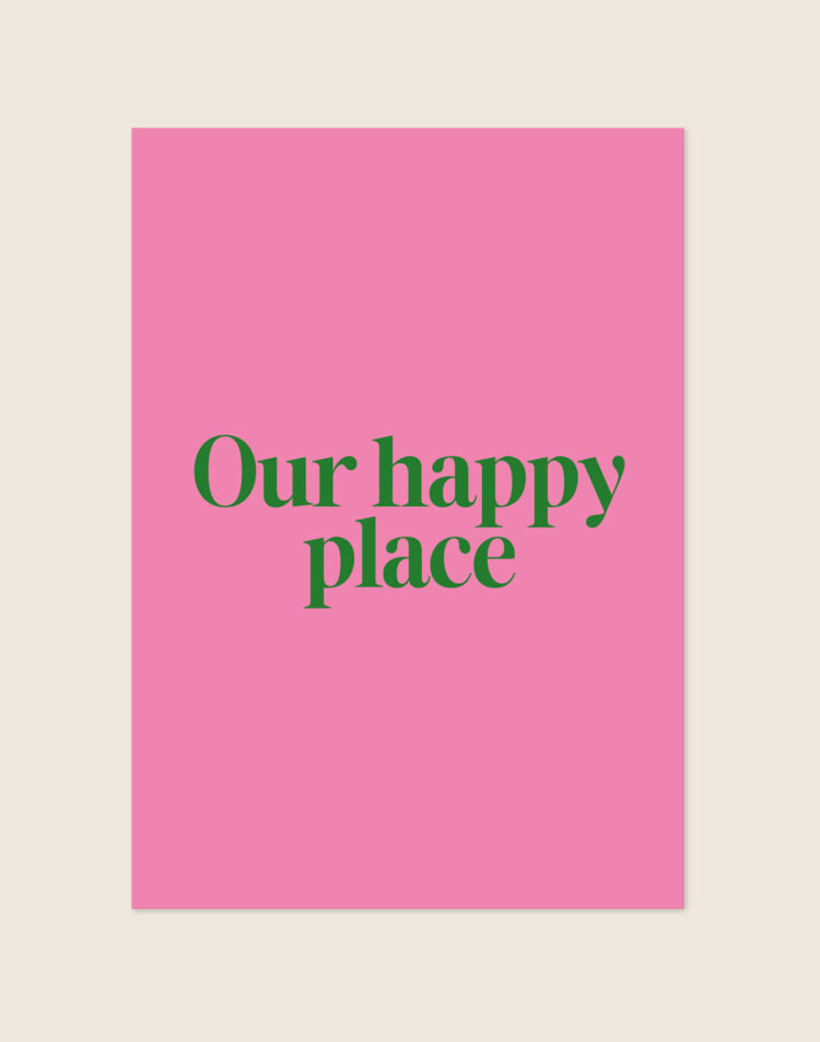 Opvallende roze poster met de grasgroene tekst 'Our happy place' gecentreerd in een elegant schreeflettertype.