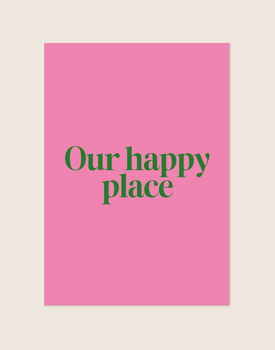 Opvallende roze poster met de grasgroene tekst 'Our happy place' gecentreerd in een elegant schreeflettertype.