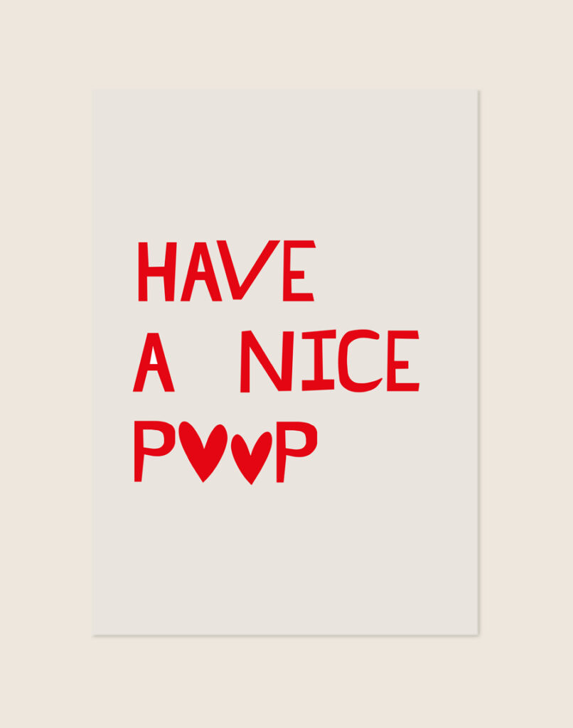 Warm beige typografische poster met rode tekst HAVE A NICE POOP waarin de O's rode hartjes zijn, sfeervol opgehangen aan een neutrale muur in een moderne toiletruimte.