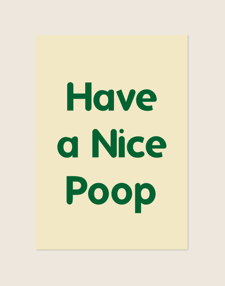 Sfeervolle crèmekleurige Have a nice poop poster met donkergroene letters, sfeervol opgehangen in een moderne toiletruimte.