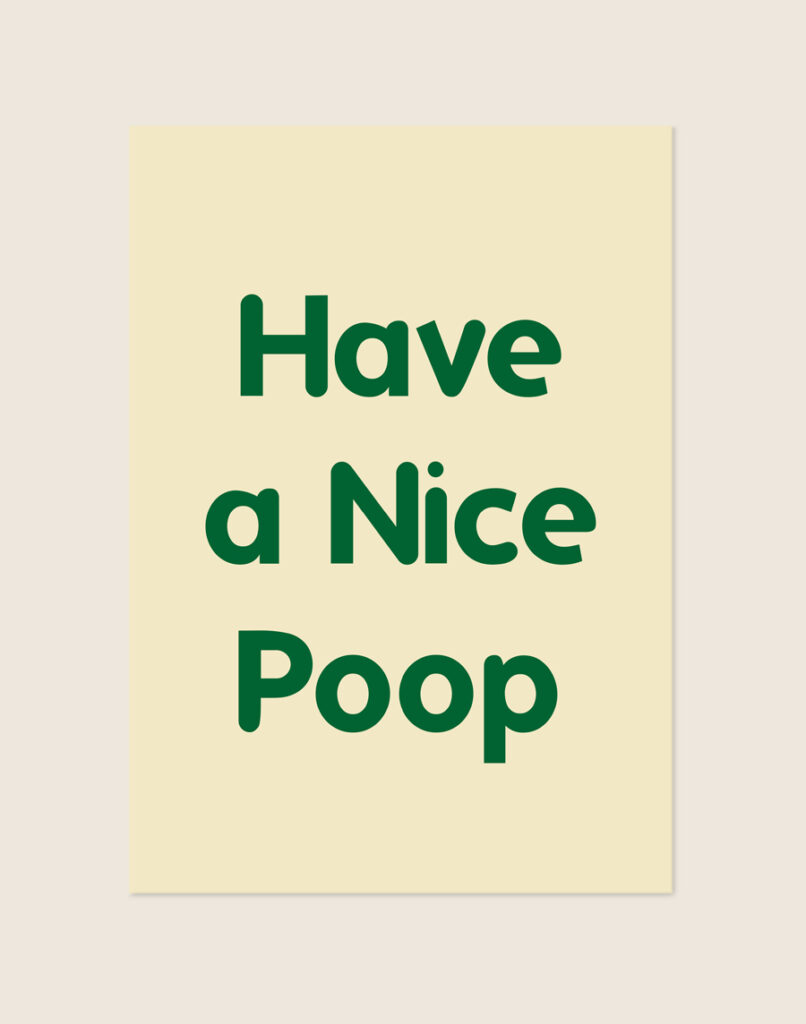 Sfeervolle crèmekleurige Have a nice poop poster met donkergroene letters, sfeervol opgehangen in een moderne toiletruimte.
