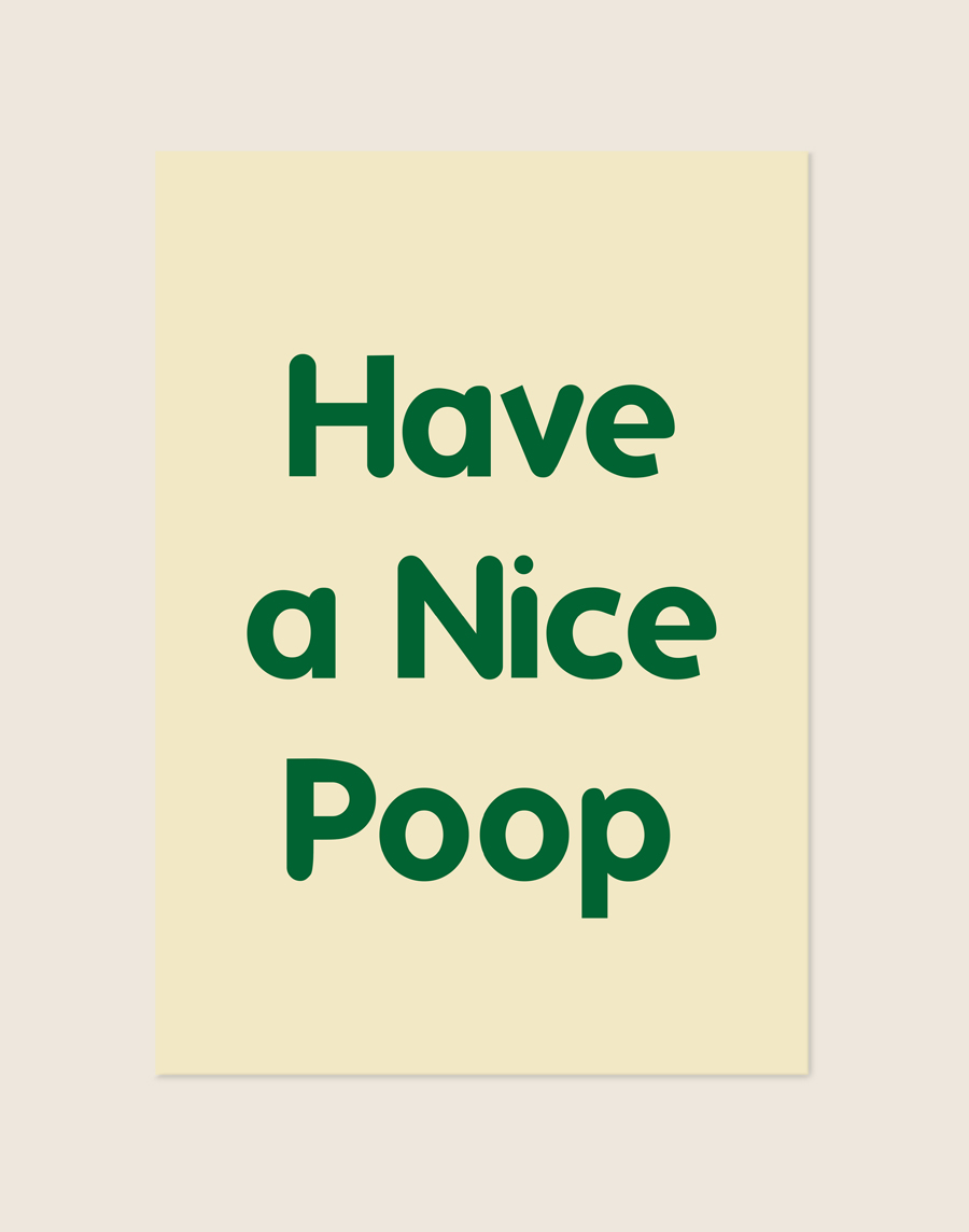 Sfeervolle crèmekleurige Have a nice poop poster met donkergroene letters, sfeervol opgehangen in een moderne toiletruimte.