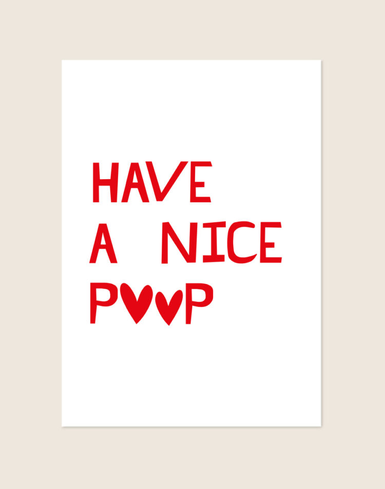 Frisse witte typografische poster met rode tekst HAVE A NICE POOP waarin de O's rode hartjes zijn, sfeervol opgehangen aan een neutrale muur in een moderne toiletruimte.
