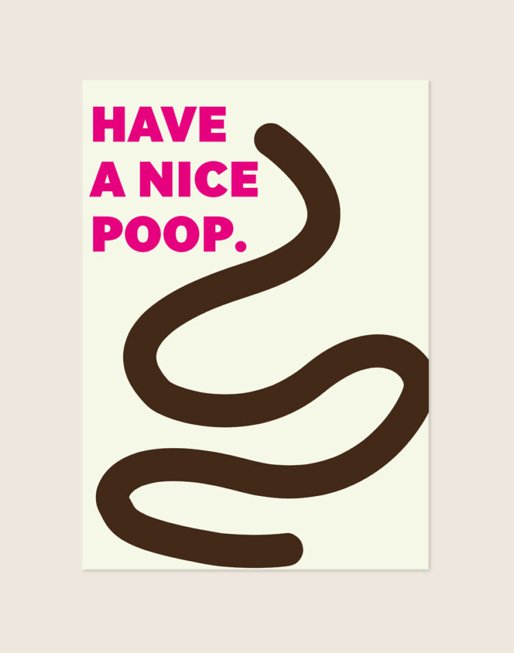Crèmekleurige poster met felle magentaroze letters met de tekst HAVE A NICE POOP. en een dikke, donkerbruine slingerlijn, sfeervol opgehangen aan een neutrale muur in een moderne toiletruimte.