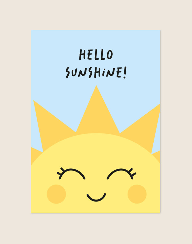 Een vrolijke kinderposter met een lichtblauwe achtergrond, waarop een grote gele, lachende zon met blozende wangetjes vanaf de onderkant omhoog piept. Bovenaan staat de tekst "HELLO SUNSHINE!" in speelse zwarte letters.