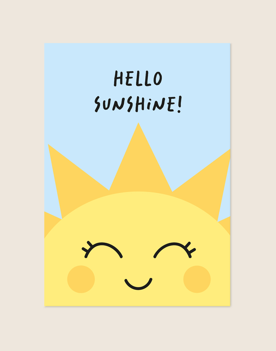 Een vrolijke kinderposter met een lichtblauwe achtergrond, waarop een grote gele, lachende zon met blozende wangetjes vanaf de onderkant omhoog piept. Bovenaan staat de tekst "HELLO SUNSHINE!" in speelse zwarte letters.
