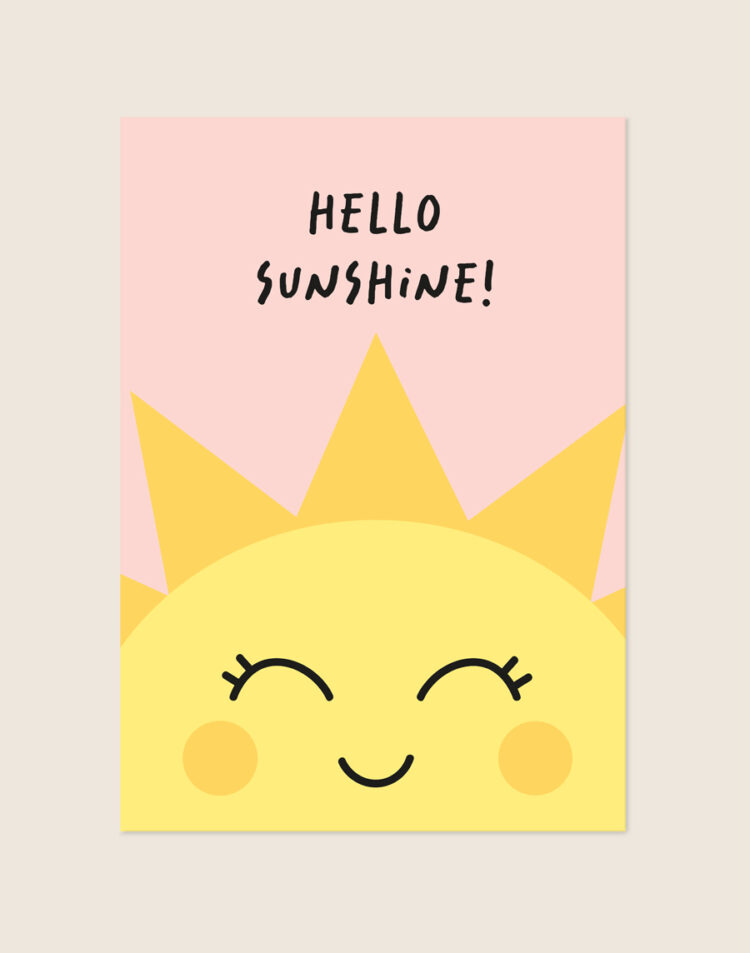 Een vrolijke kinderposter met een pastelroze achtergrond, waarop een grote gele, lachende zon met blozende wangetjes en wimpers vanaf de onderkant omhoog piept. Bovenaan staat de tekst "HELLO SUNSHINE!" in speelse zwarte letters.