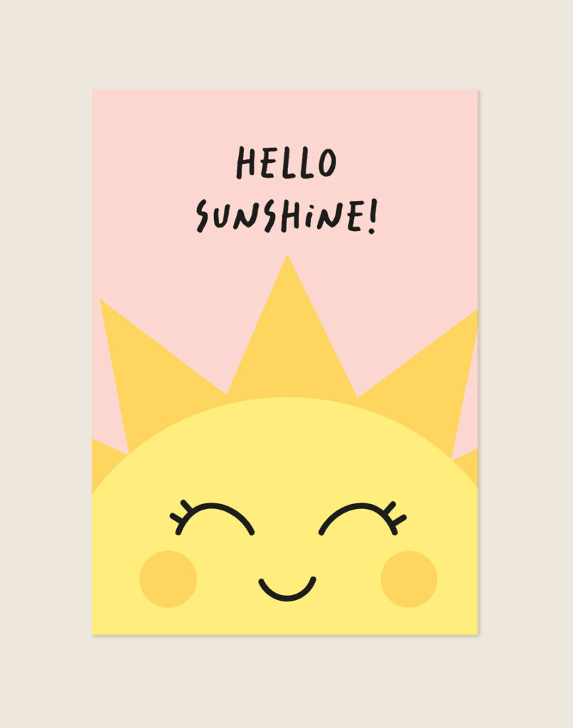 Een vrolijke kinderposter met een pastelroze achtergrond, waarop een grote gele, lachende zon met blozende wangetjes en wimpers vanaf de onderkant omhoog piept. Bovenaan staat de tekst "HELLO SUNSHINE!" in speelse zwarte letters.