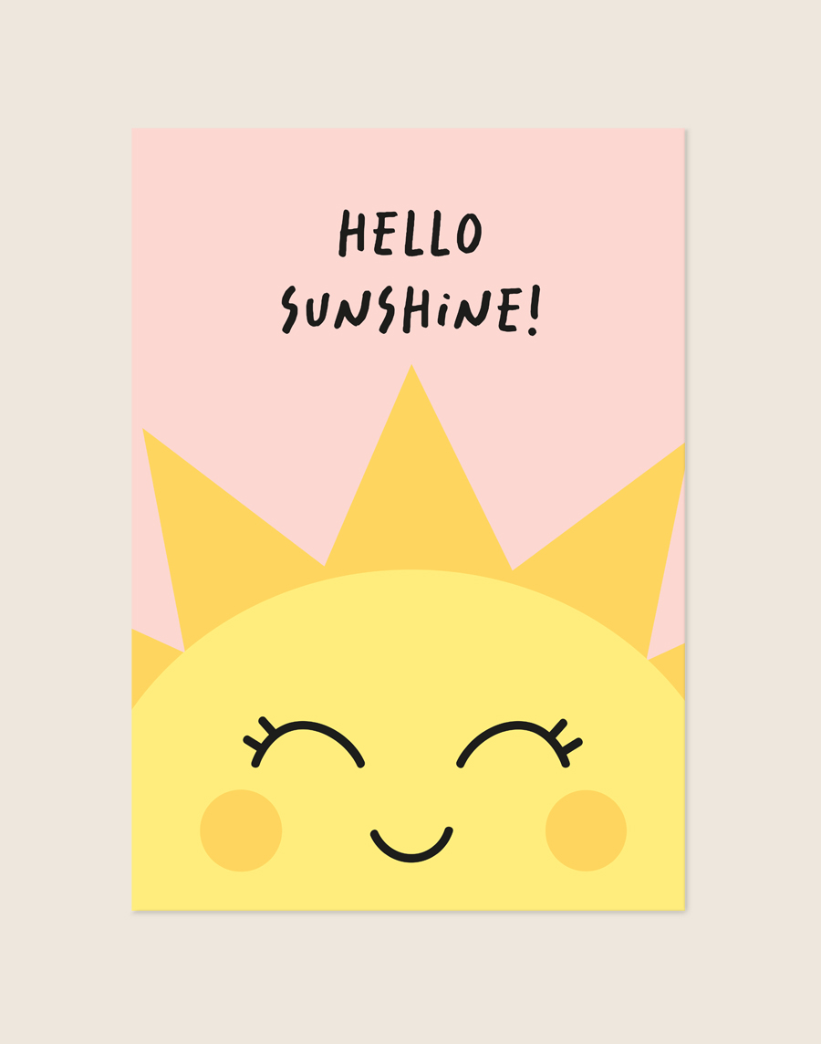 Een vrolijke kinderposter met een pastelroze achtergrond, waarop een grote gele, lachende zon met blozende wangetjes en wimpers vanaf de onderkant omhoog piept. Bovenaan staat de tekst "HELLO SUNSHINE!" in speelse zwarte letters.