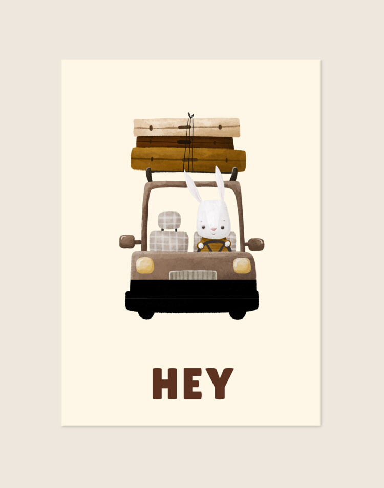 Lieve kinderkamer Poster Hey met een aquarel illustratie van een konijntje in een auto met opgestapelde koffers op een crème achtergrond, sfeervol opgehangen in een ruimte.