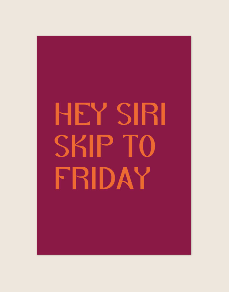 Sfeervolle bordeauxrode Poster Hey Siri met oranje retro letters en de tekst Hey Siri skip to Friday, sfeervol opgehangen in een werkkamer.