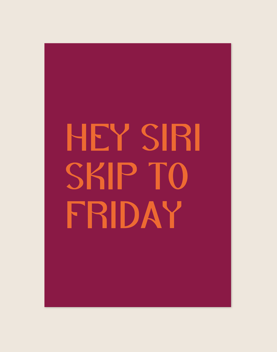 Sfeervolle bordeauxrode Poster Hey Siri met oranje retro letters en de tekst Hey Siri skip to Friday, sfeervol opgehangen in een werkkamer.