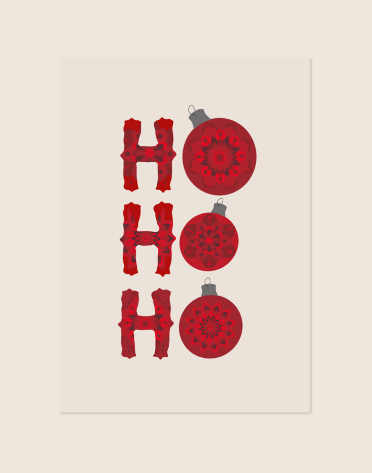 Lichte kerstposter met de tekst HO HO HO verticaal weergegeven, opgemaakt uit rode letters met een patroon en gedecoreerde rode kerstballen.