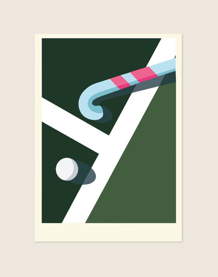 Een grafische en minimalistische poster van een lichtblauwe hockeystick met roze accenten en een witte bal op een donkergroen sportveld met strakke witte lijnen en scherpe schaduwen.
